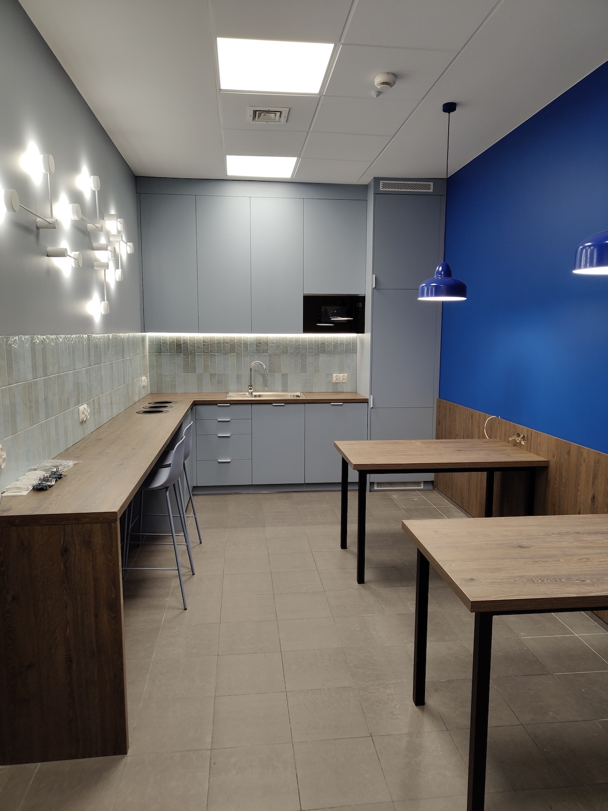 Realizacja mebli na wymiar – pokój socialny